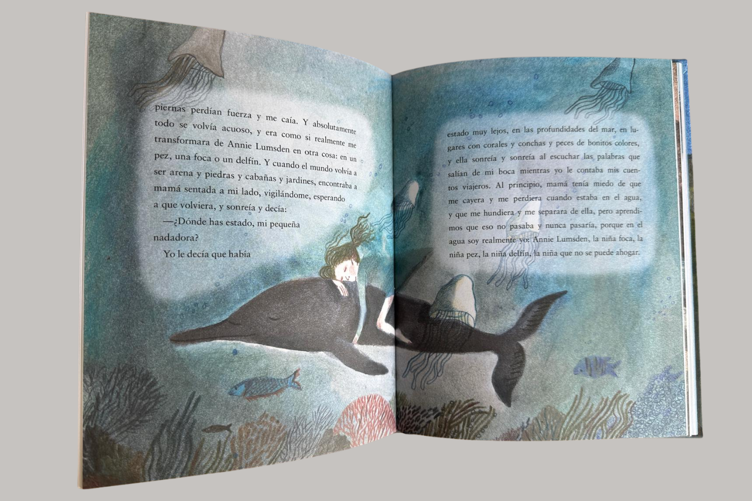 Ilustración de Annie abrazada a un delfín, soñando en las profundidades del mar