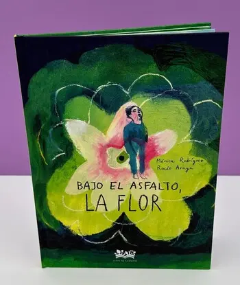 Bajo el asfalto, la flor