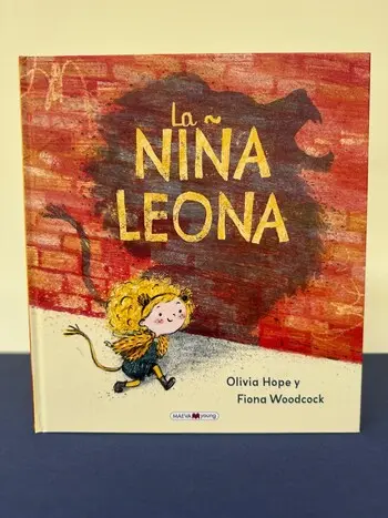 La niña leona, de Olivia Hope y Fiona Woodcock: cuando el rugido nace del vínculo